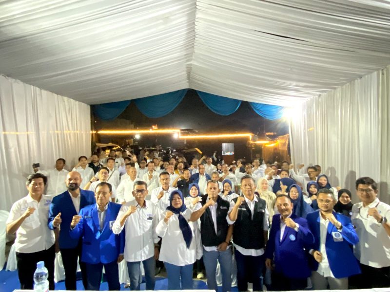 Para anggota dan pengurus DPC Peradi Serang foto bersama usai RAC di Bandung