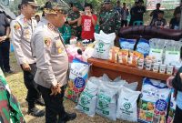 Kapolres Serang AKBP Condro Sasongko saat mengecek bantuan untuk petani