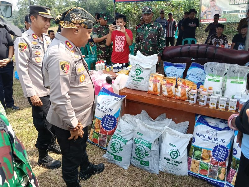 Kapolres Serang AKBP Condro Sasongko saat mengecek bantuan untuk petani