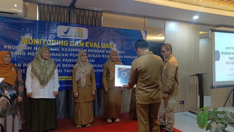 Foto BPOm bersama pemkot Serang menyerahkan penghargaan keamanan pangan