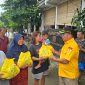 Ketua DPRD Banten Fahmi Hakim saat memberikan bantuan kemanusiaan terdampak banjir